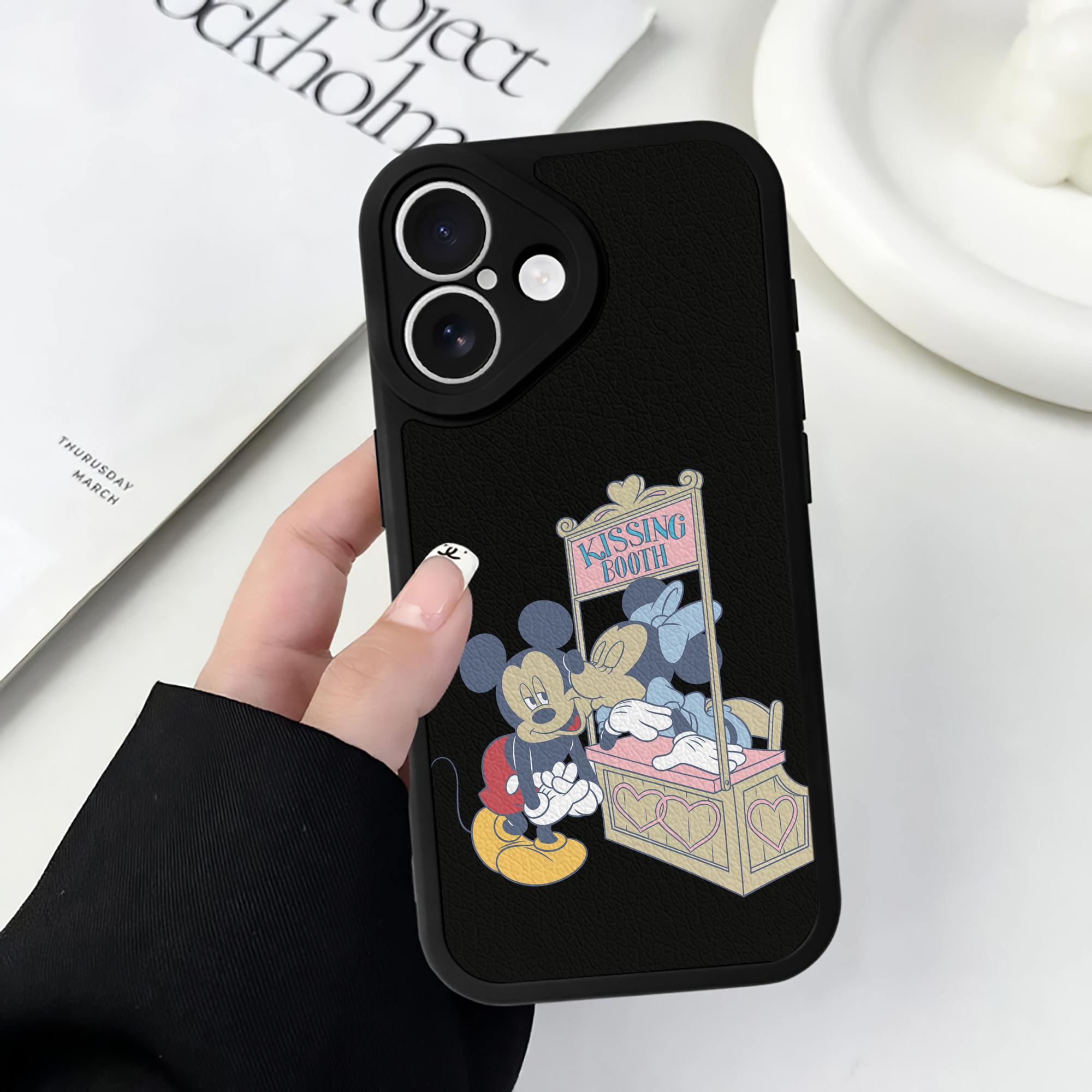 （画像用） ミッキーマウス Mickey Mouse 【iPhone 16シリーズ対応】シリコンスマホケース（レザー調） 材質：シリコン
